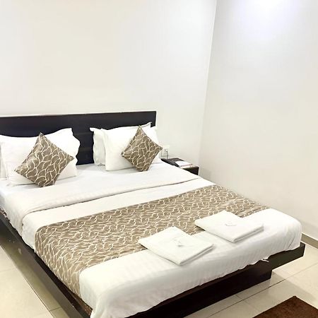 Hotel Dev Palace Αχμπανταμπάντ Εξωτερικό φωτογραφία