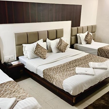 Hotel Dev Palace Αχμπανταμπάντ Εξωτερικό φωτογραφία