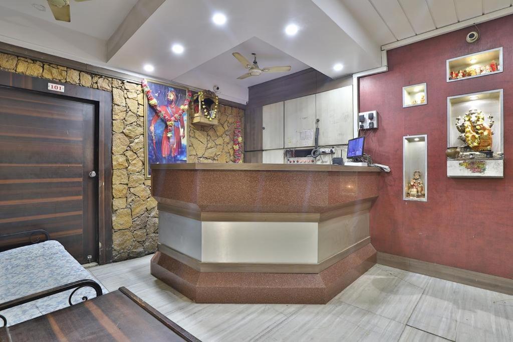 Hotel Dev Palace Αχμπανταμπάντ Εξωτερικό φωτογραφία