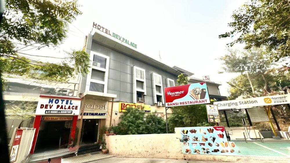 Hotel Dev Palace Αχμπανταμπάντ Εξωτερικό φωτογραφία