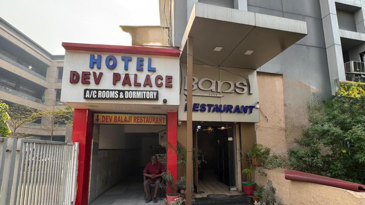 Hotel Dev Palace Αχμπανταμπάντ Εξωτερικό φωτογραφία