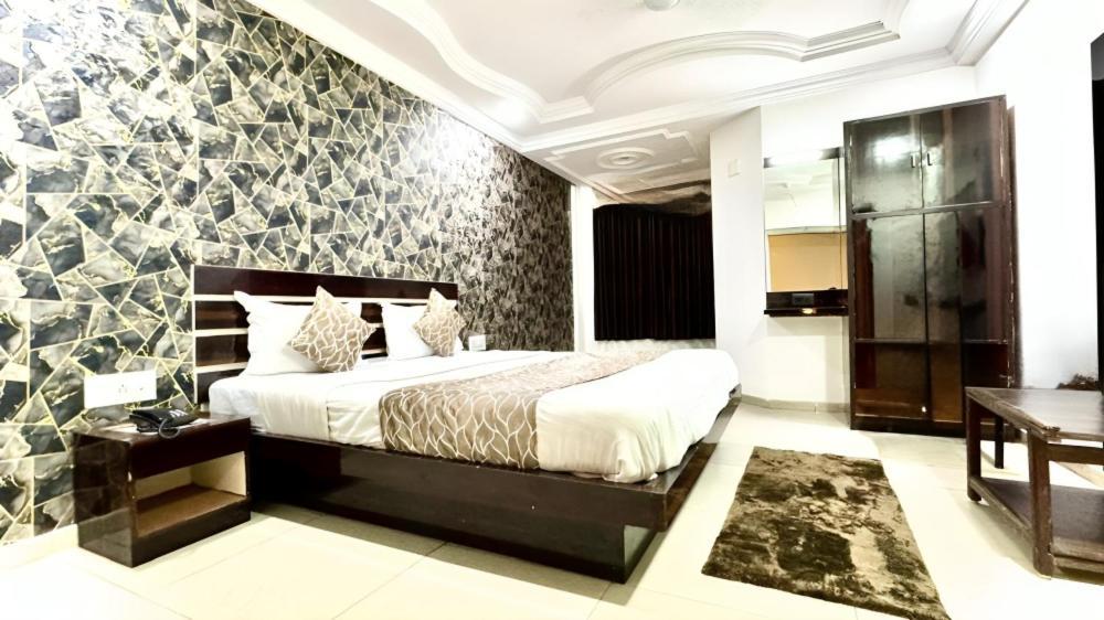 Hotel Dev Palace Αχμπανταμπάντ Εξωτερικό φωτογραφία