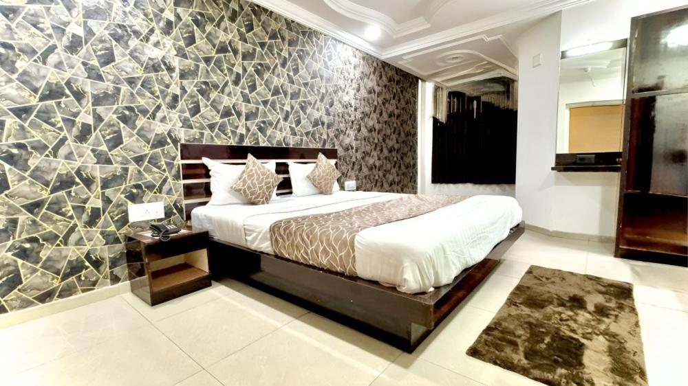 Hotel Dev Palace Αχμπανταμπάντ Εξωτερικό φωτογραφία