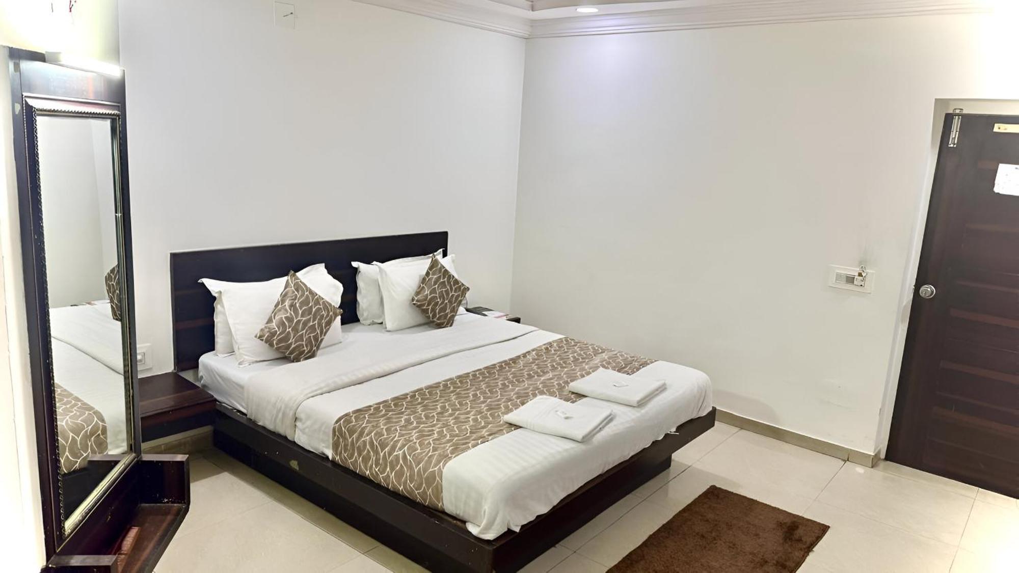Hotel Dev Palace Αχμπανταμπάντ Εξωτερικό φωτογραφία