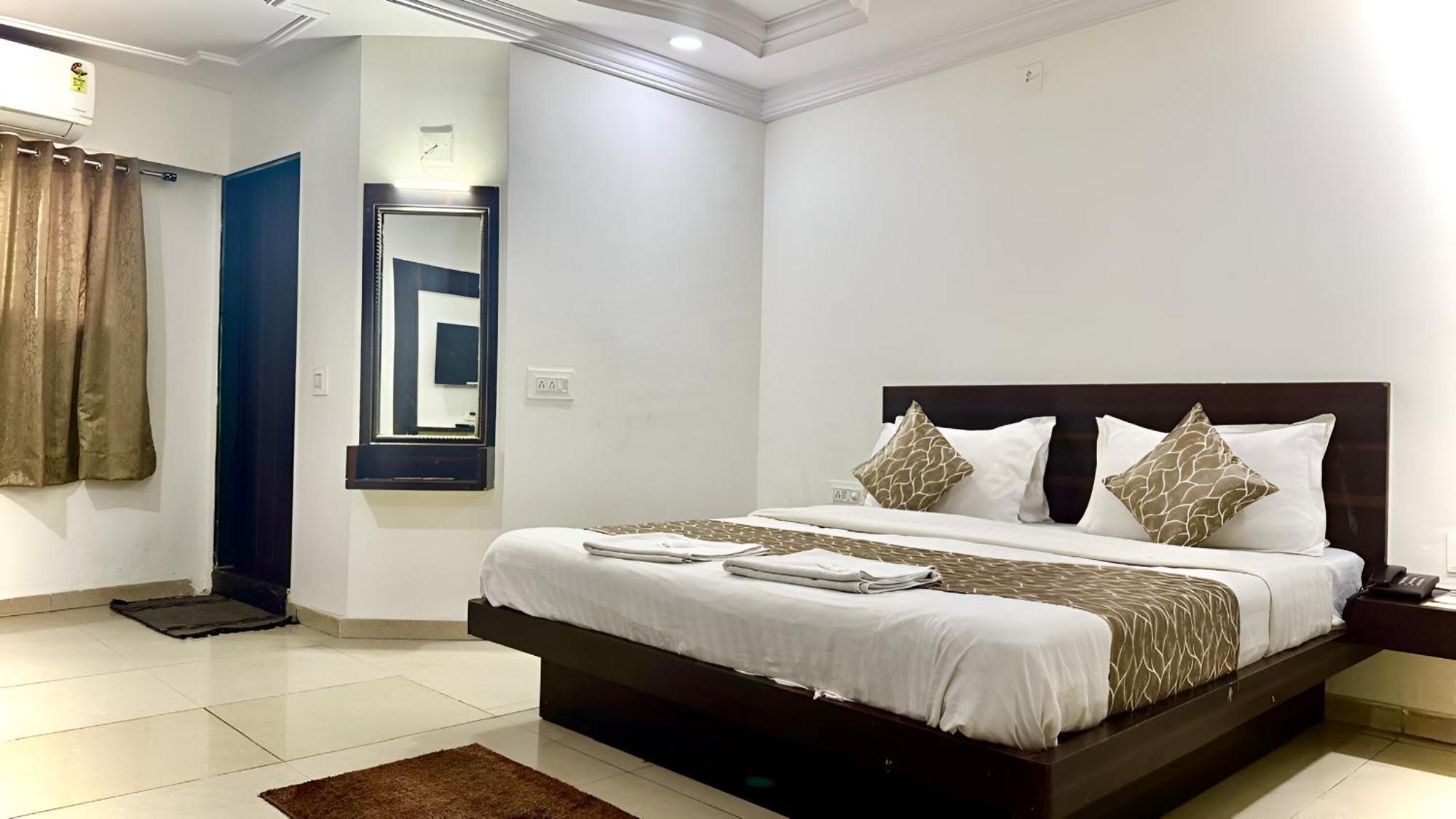 Hotel Dev Palace Αχμπανταμπάντ Εξωτερικό φωτογραφία