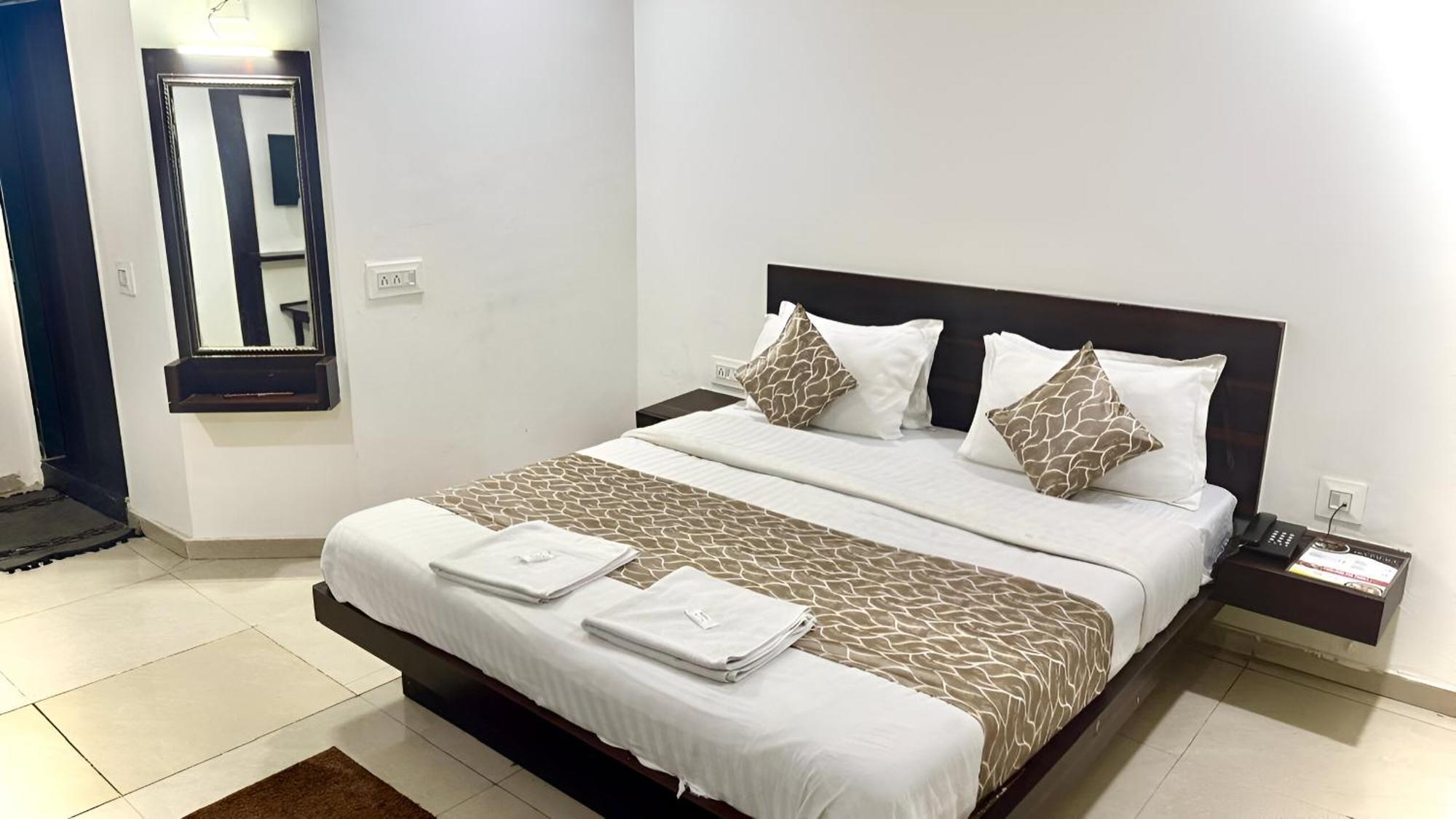 Hotel Dev Palace Αχμπανταμπάντ Εξωτερικό φωτογραφία