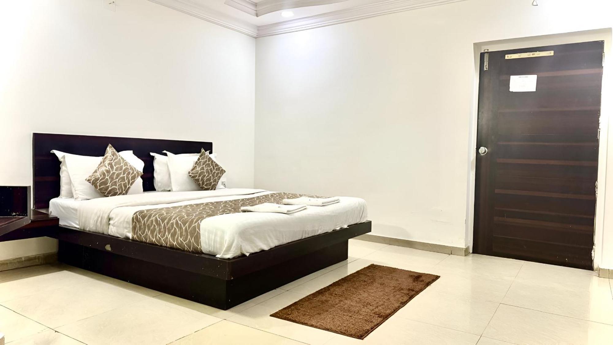 Hotel Dev Palace Αχμπανταμπάντ Εξωτερικό φωτογραφία