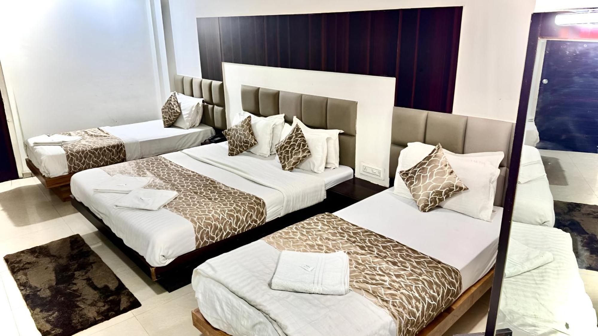 Hotel Dev Palace Αχμπανταμπάντ Εξωτερικό φωτογραφία