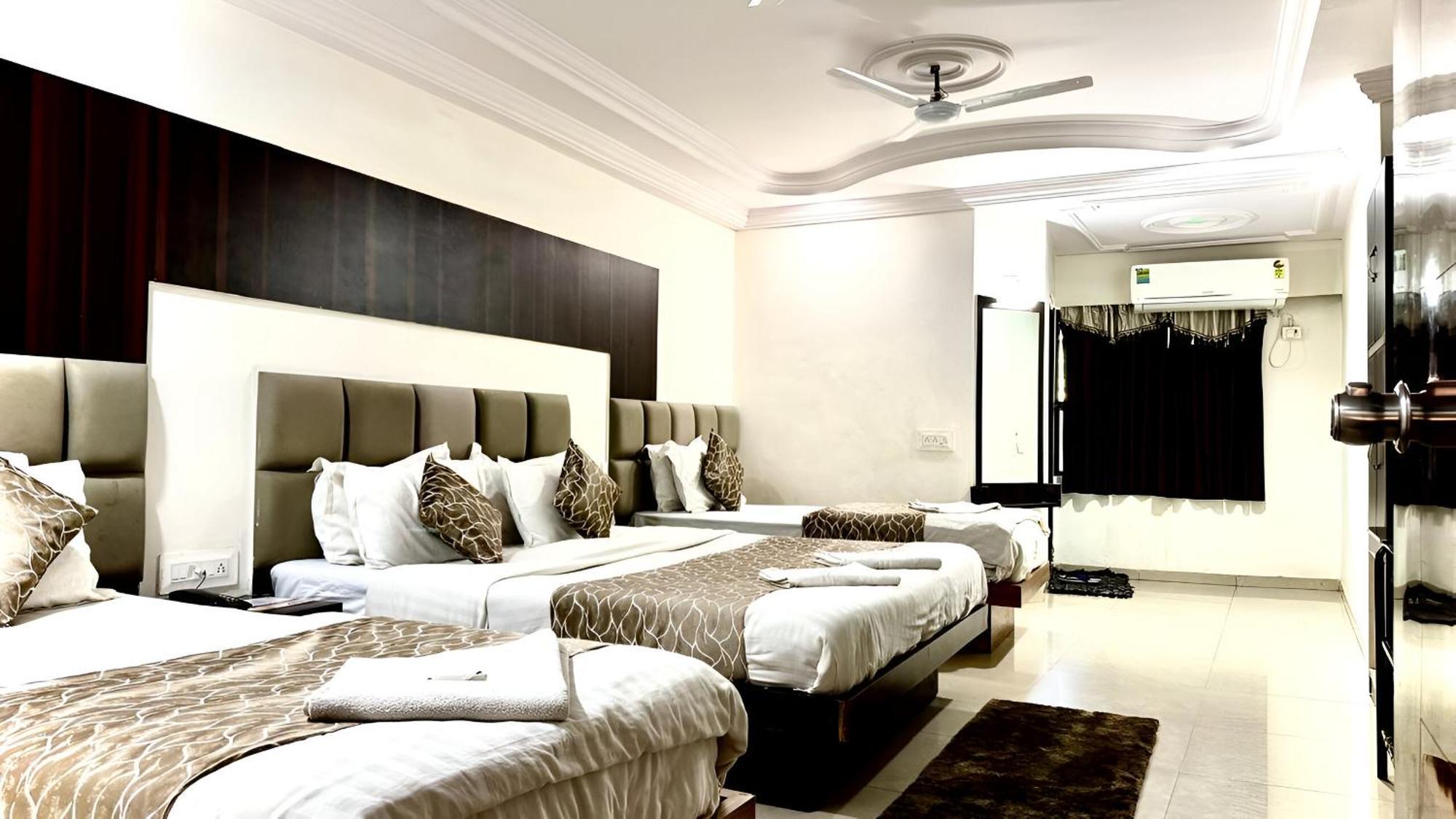 Hotel Dev Palace Αχμπανταμπάντ Εξωτερικό φωτογραφία